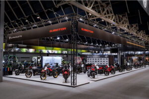 QJMOTOR stand Motorbeurs Utrecht
